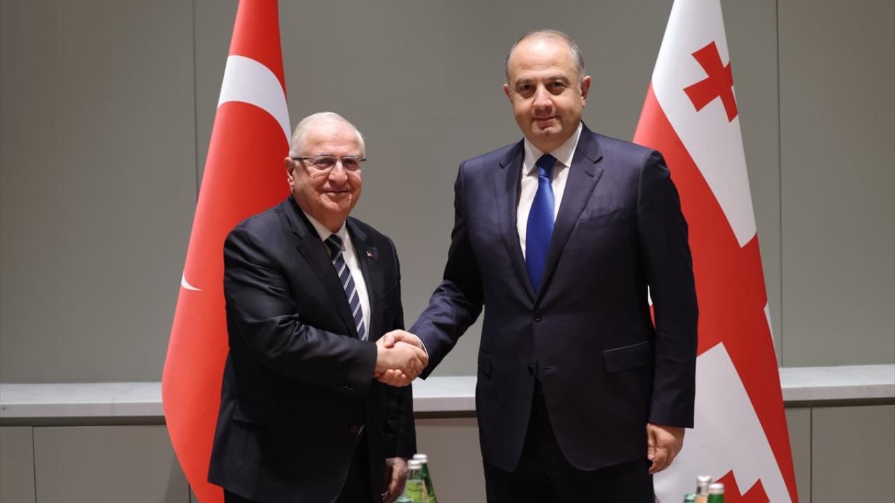 Bakan Güler, Gürcistan Başbakan Yardımcısı ve Savunma Bakanı Chikovani ile görüştü