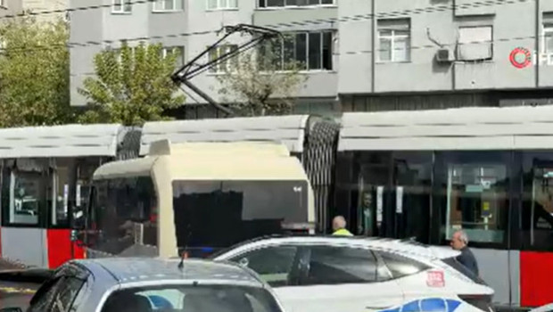 Güngören'de tramvay, ticari minibüse çarptı: Yaralılar var