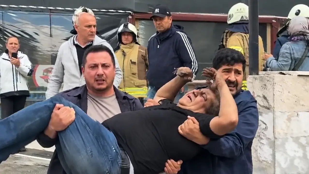 Son Dakika... İstanbul Kadıköy'de 8 katlı binada yangın: Mahsur kalanlar var!
