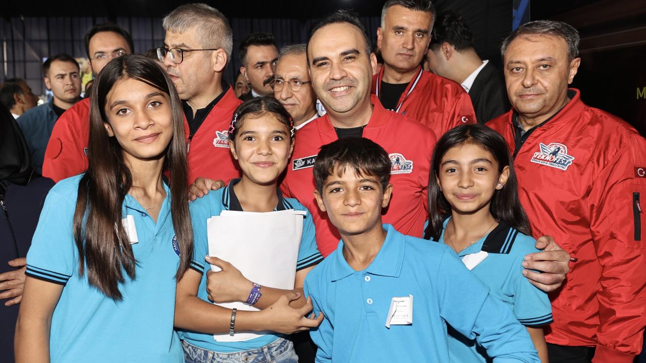 Bakan Kacır, TEKNOFEST Güneydoğu'da stantları ziyaret etti