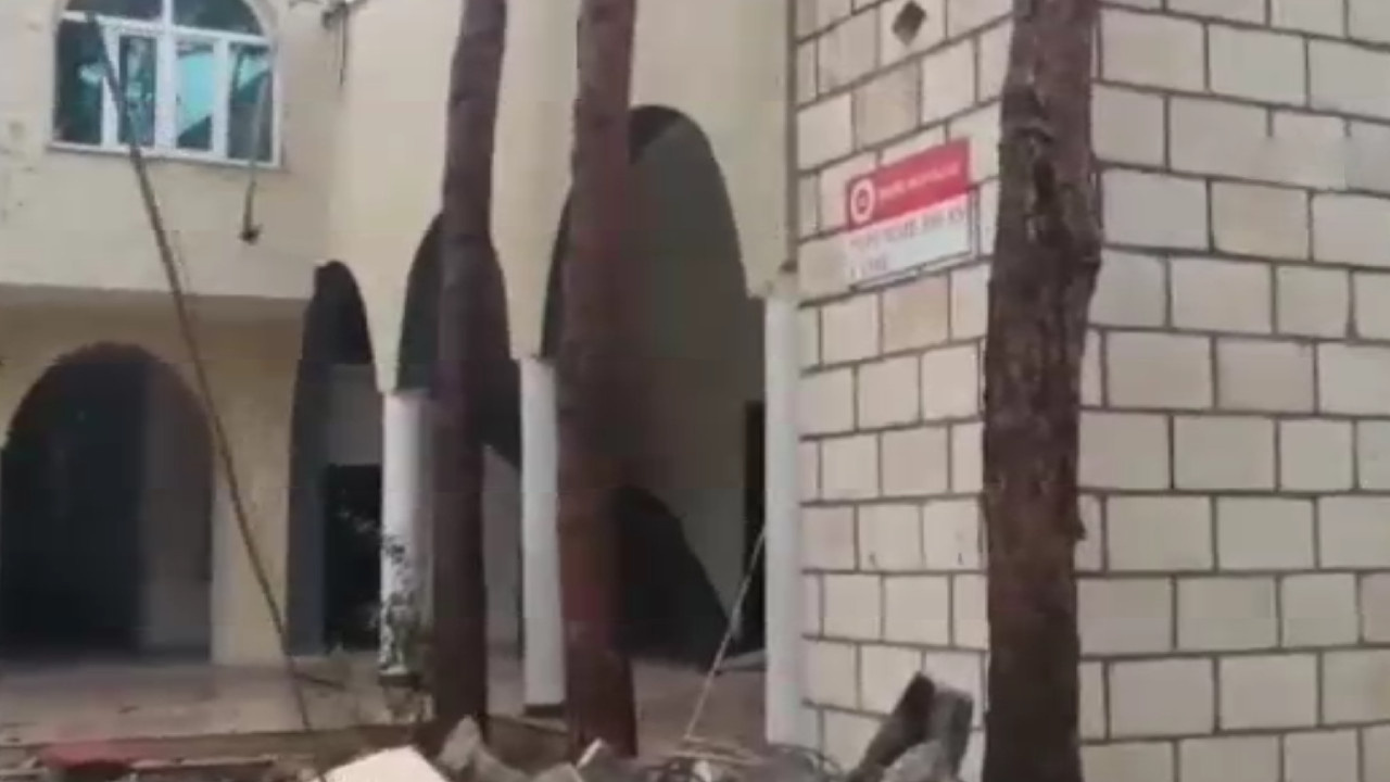 Fırtına bir anda bastırdı! Cami minaresi evin üzerine devrildi
