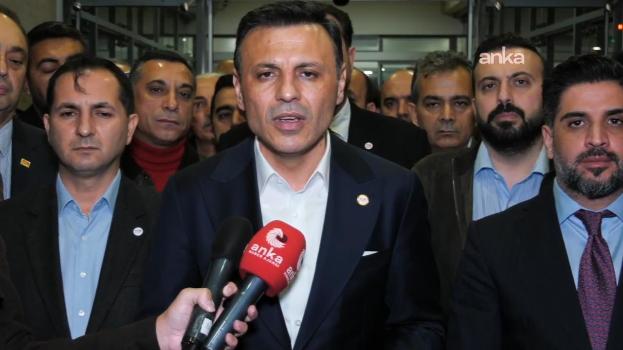Özgür Çelik Eyüpsultan Belediyesi'nin önünden seslendi: Fon vurgunu yapanlar sokakta dolaşırken...