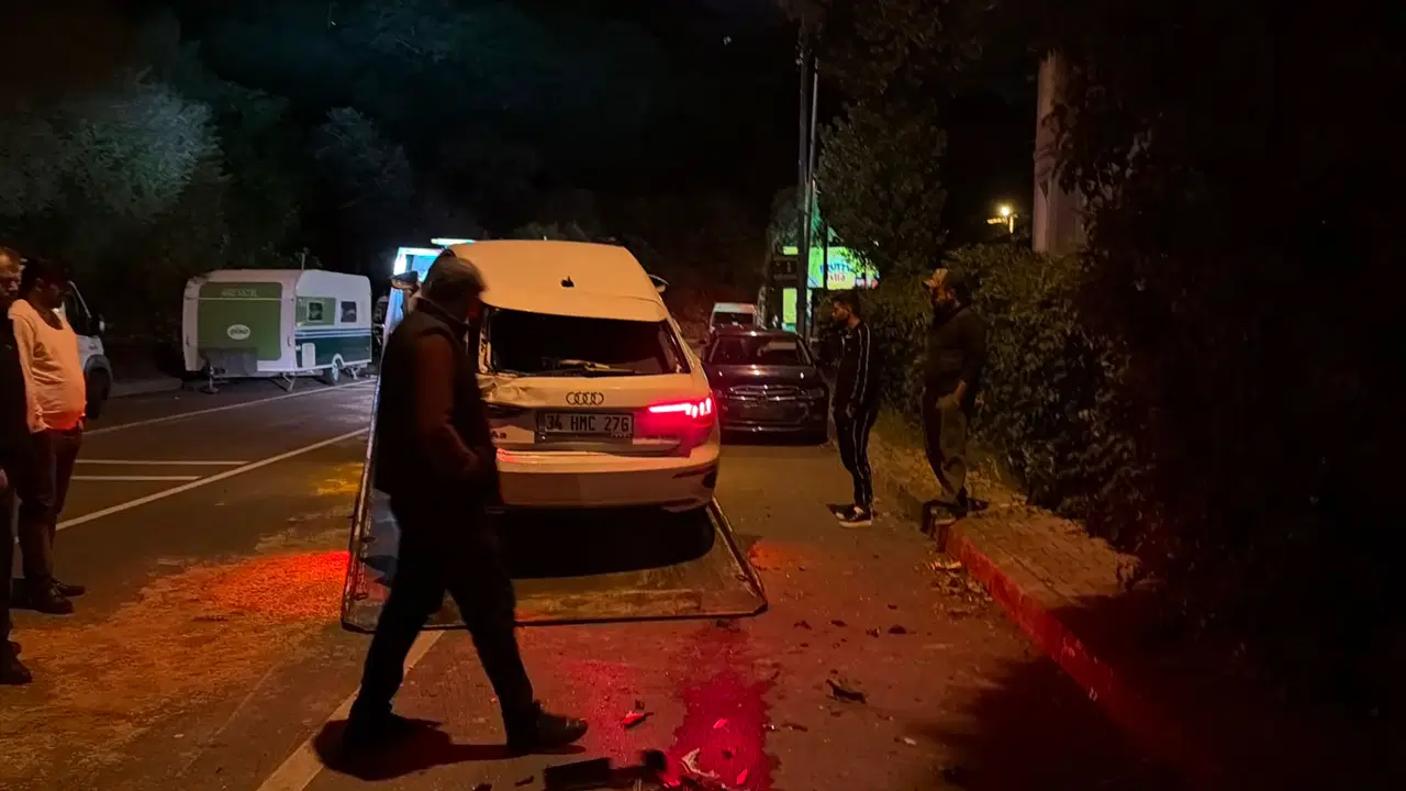 İstanbul Sarıyer'de otomobil park halindeki 6 araca çarptı: Yaralılar var!