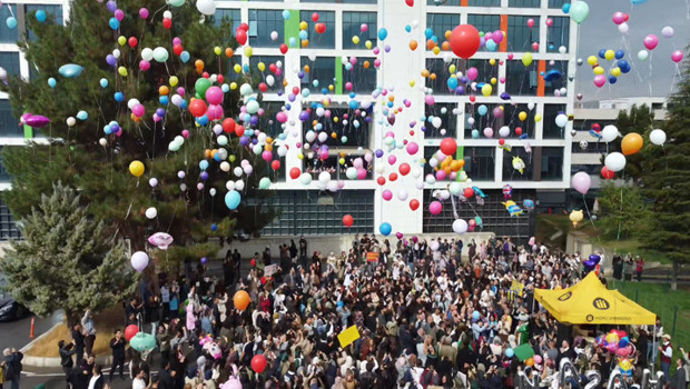 Malatya'da lösemiyi yenen 10 yaşındaki Hasan için hastane önünde balon uçuruldu