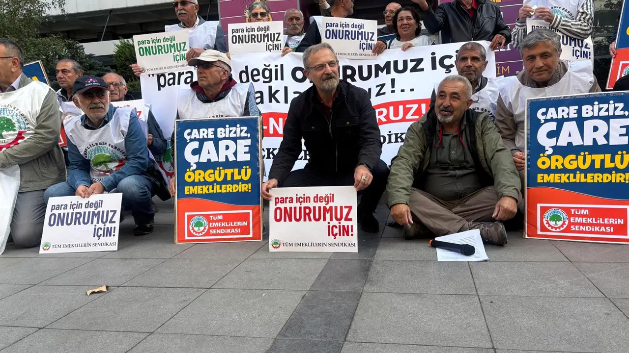 Emekliler Ali Şekeroğlu'na karşı oturma eylemi başlattı: 'Para değil onurumuza katılın