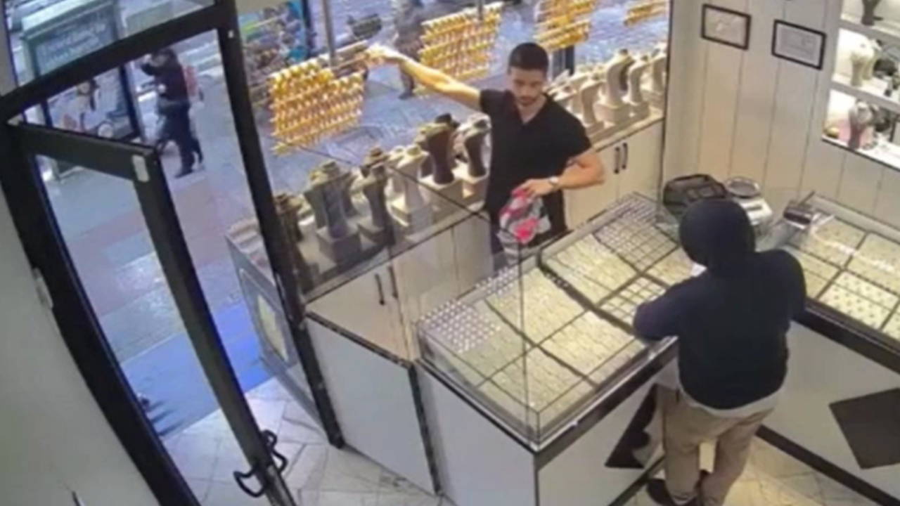 İstanbul'da soyguncu, kuyumcunun tuzağına yakalandı: 'Vitrindeki bilezikleri teslim ettim