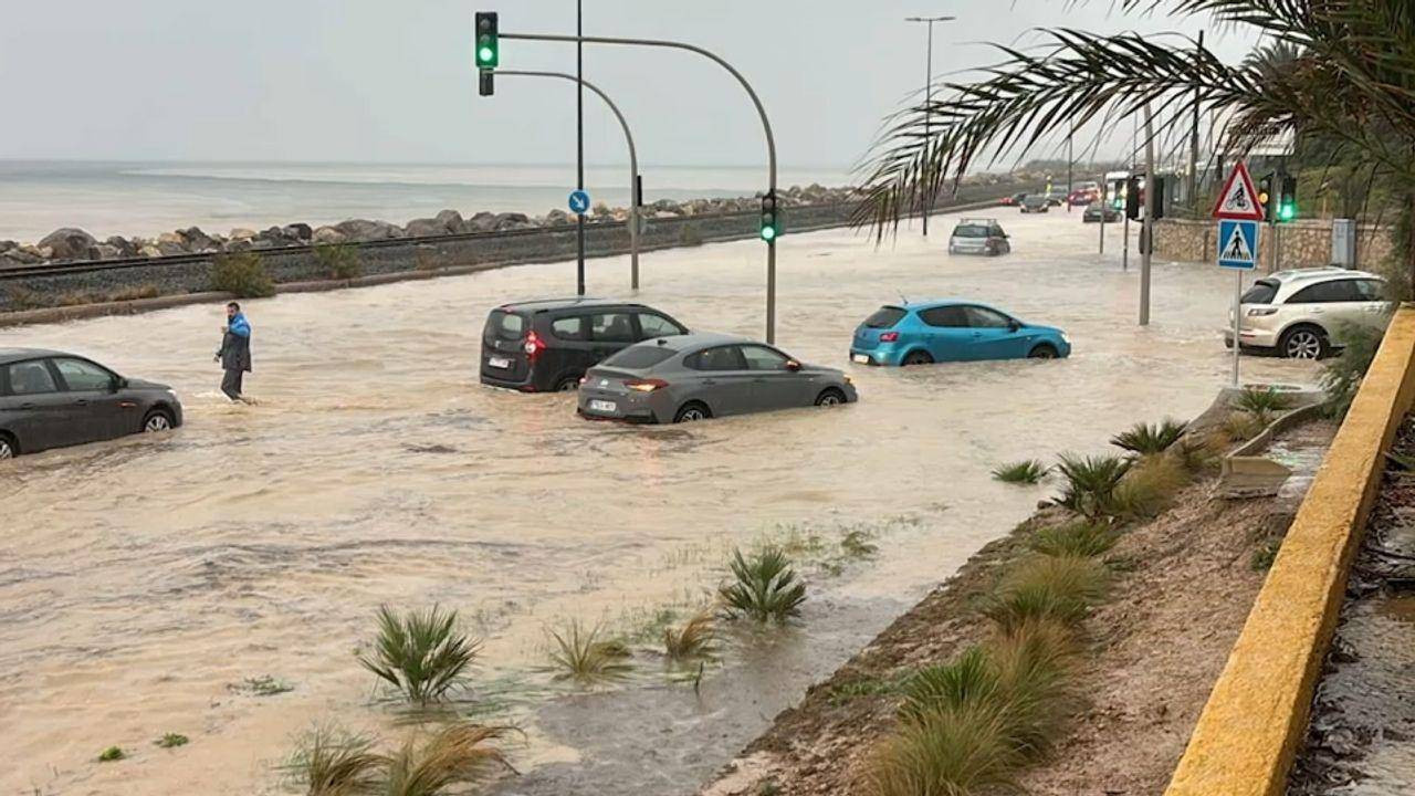 İspanya'da sel: Sokaklar göle dönüştü, araçlar su altında kaldı