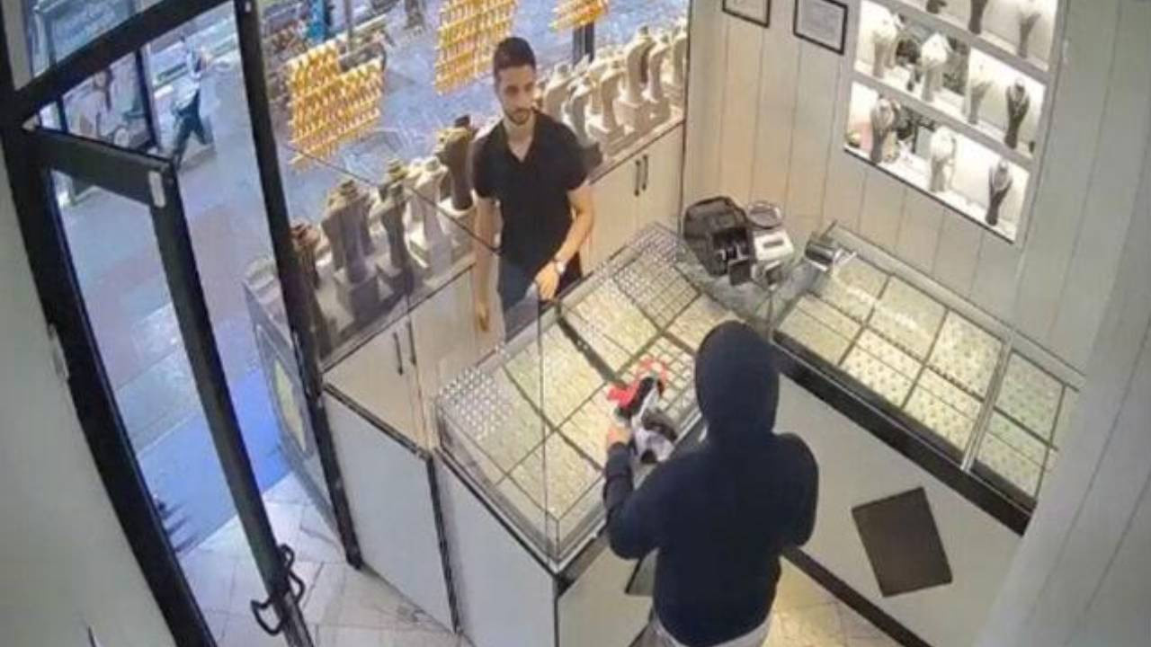 Kuyumcuyu soymaya gelen adam, çalışanının akılalmaz hamlesiyle kaçtı.