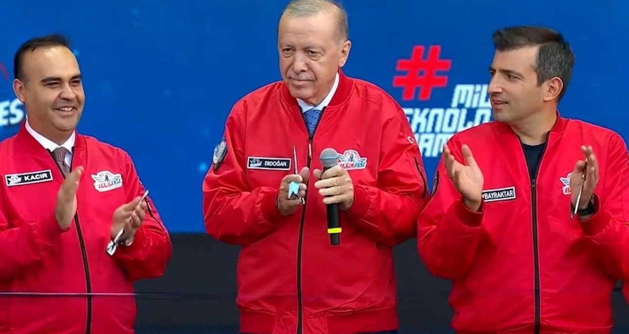 Erdoğan istedi bakan 'roket' türküsü açtı