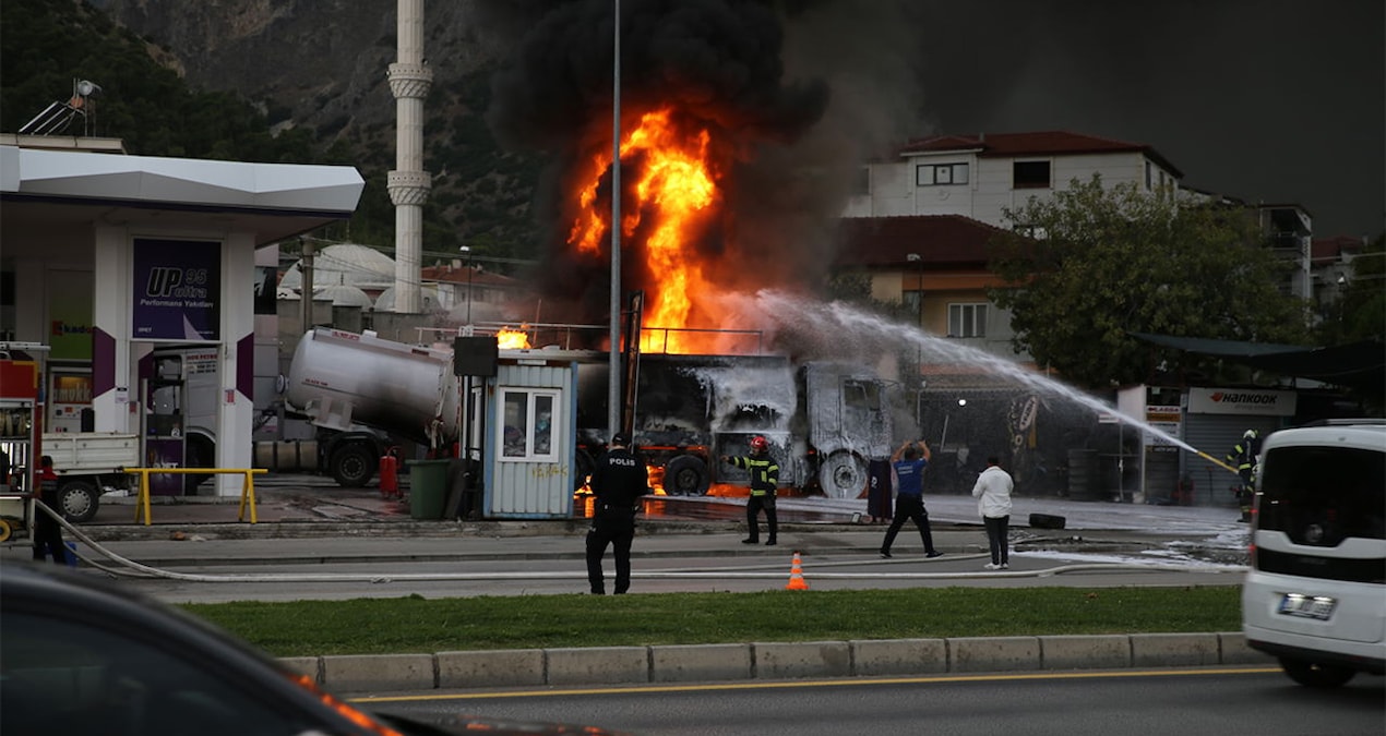 Akaryakıt istasyonunda tanker patladı, yürekler ağza geldi