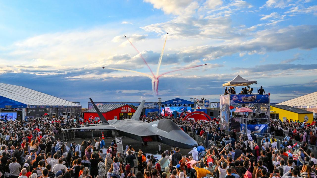 Türk Yıldızları TEKNOFEST Güneydoğu’da nefes kesen uçuş gösterisi sergiledi