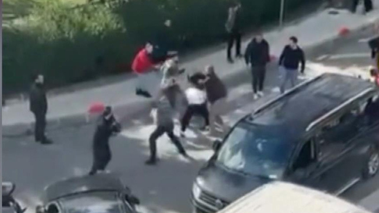 İki sürücü kavşakta ani çarpışma yaptı: Çevre savaş alanına dönüştü!