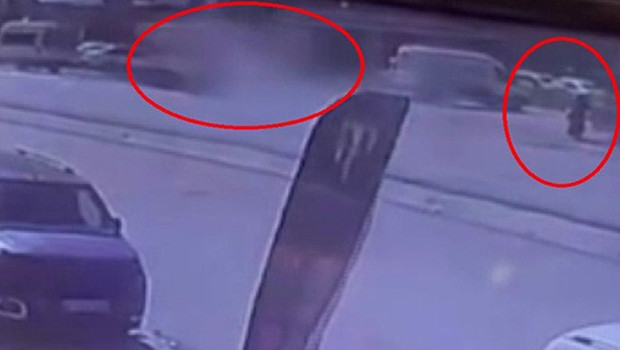 Saniyelerle kurtuldu! Kamyonetin ok gibi saplandığı kaza kamerada