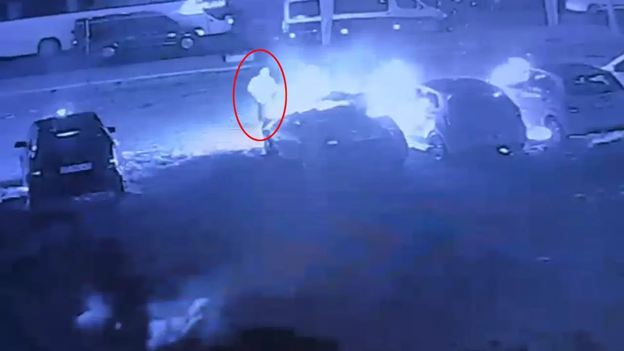Antalya’da oto galeri kundaklandı: 6 otomobil kullanılamaz hale geldi