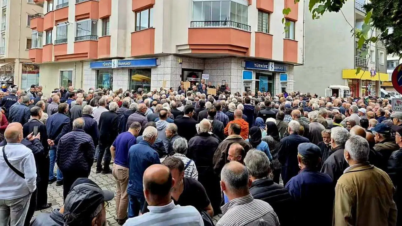 Beşikdüzü’nde İş Bankası şubesinin kapanmasına tepki: 'Karar yeniden gözden geçirilsin'
