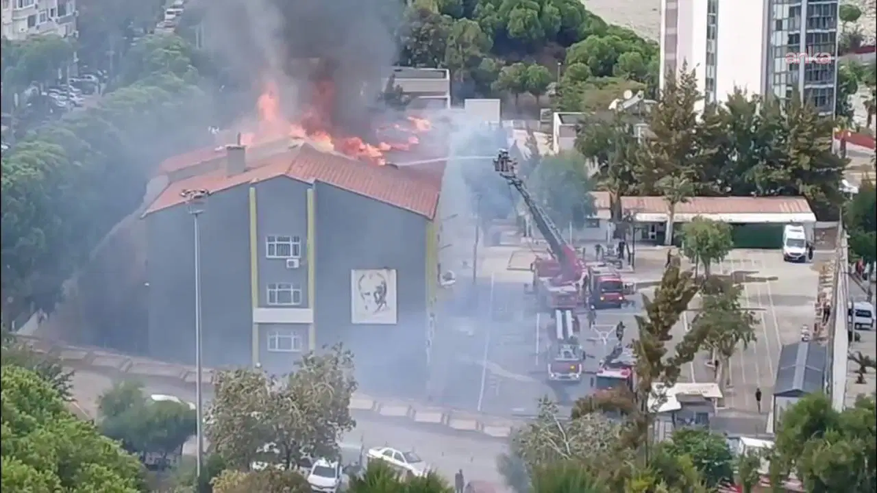 İzmir'de ortaokulun çatısında korkutan yangın