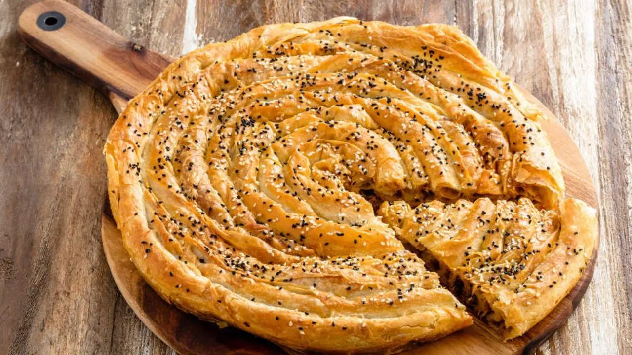 Evde kolayca hazırlanıyor! Lezzetiyle hayran bırakan pırasalı börek