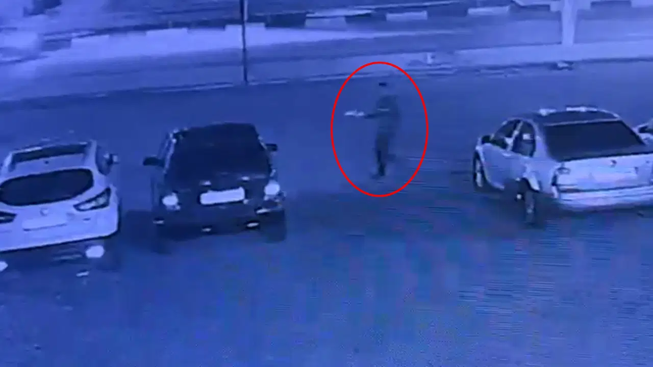 Benzin bidonuyla geldi, 6 otomobili ateşe verdi: Tutuklandı