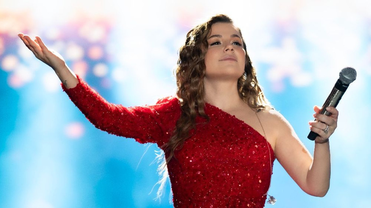 Merve Özbey konserde merdivenden düştü! Apar topar hastaneye kaldırıldı