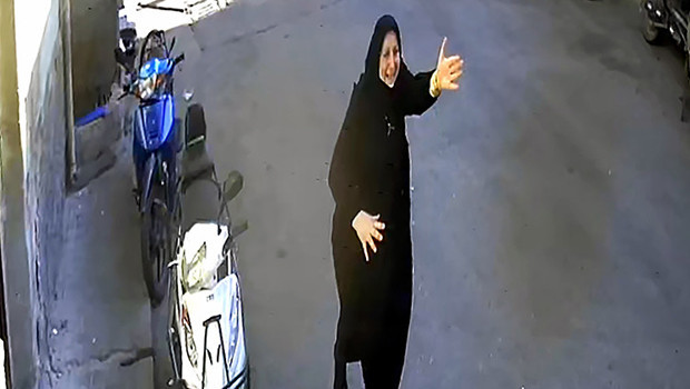 Adana'da sokak ortasında kapkaç: Çantasını gasbeden hırsızın peşinden böyle koştu