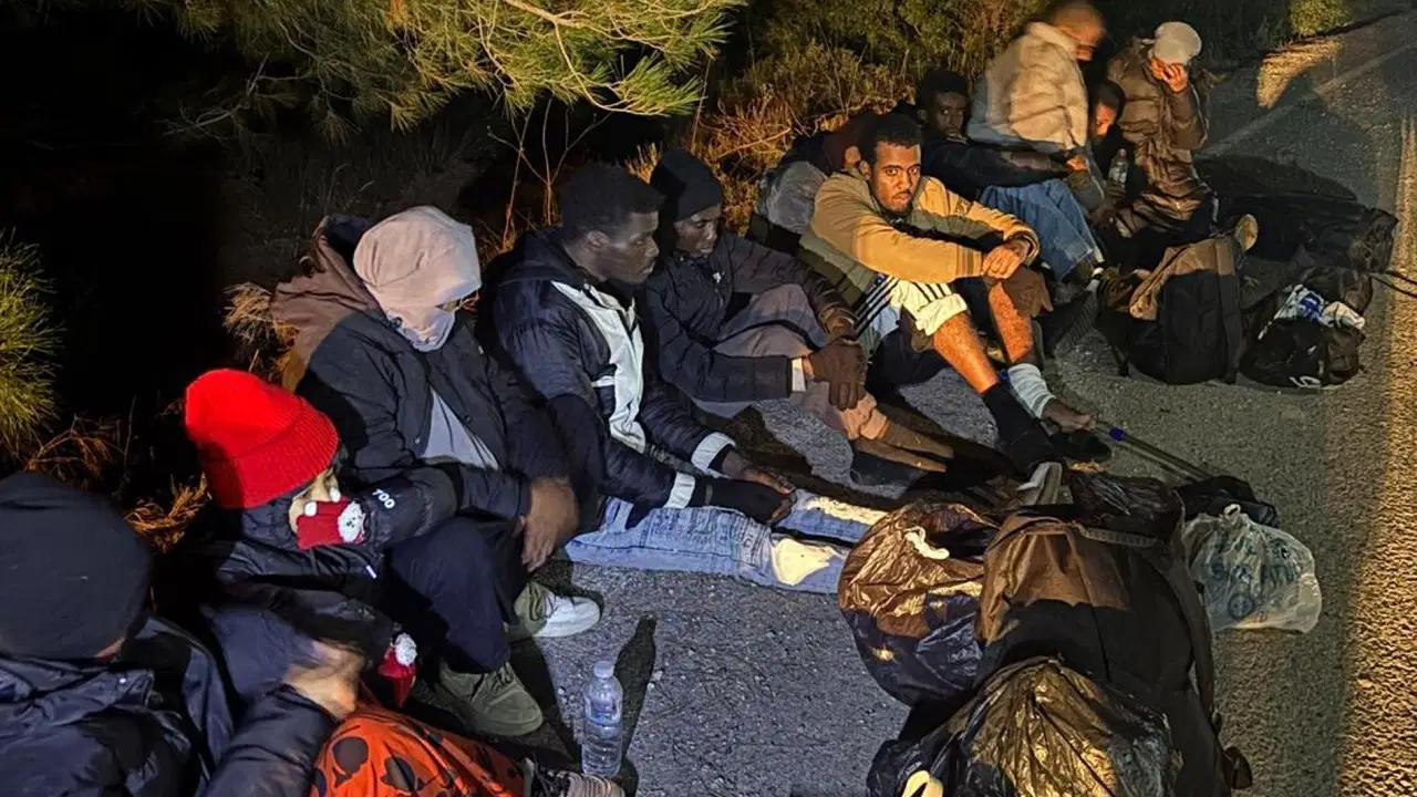 İzmir’de 16 kaçak göçmen yakalandı: Organizatör şüphelisi tutuklandı