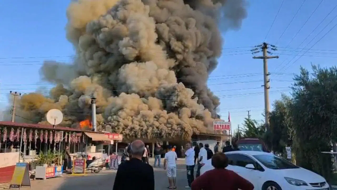 Kuşadası'nda yangın paniği! Alevler pazar yerini sardı