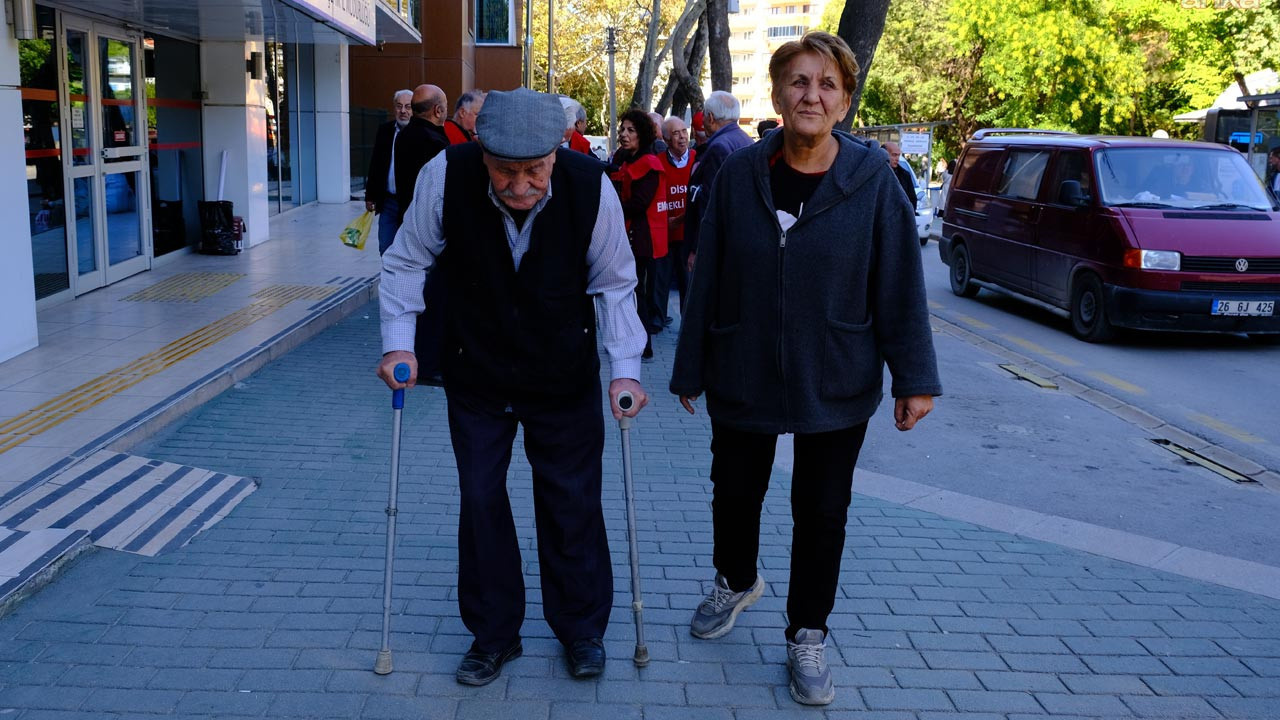 Bastonlarıyla emekli eylemine katıldı: Yaşamak değil bu, sürünüyorum