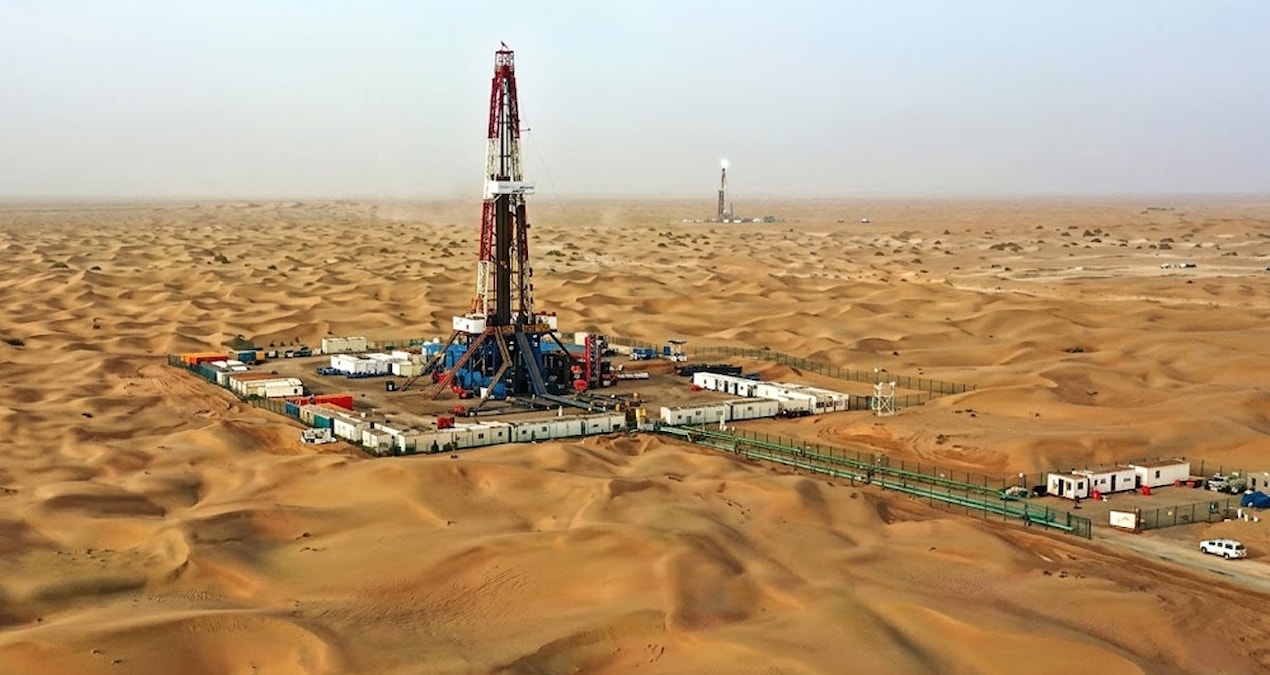 Çölün ortasında milyonlarca ton petrol ve doğalgaz fışkırıyor