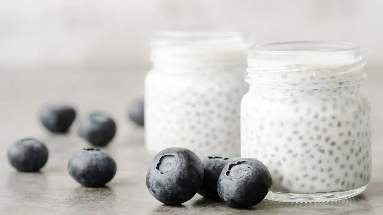 Pişirme derdine son: Kefir ve chialı orman meyveli fit puding tarifi...
