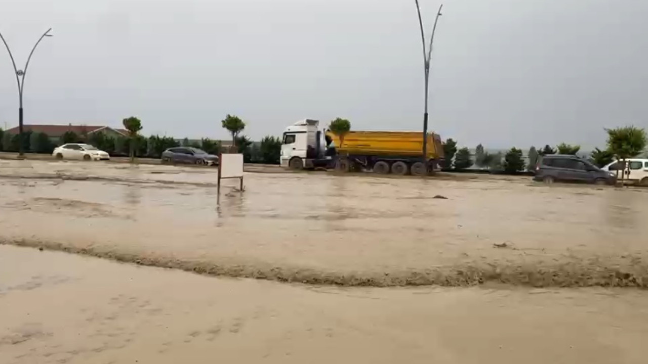 Yollar göl gerçekleşti mahsul su altında kaldı