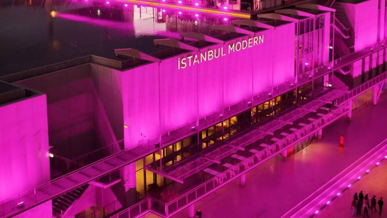 İstanbul Modern pembe ışığa büründü