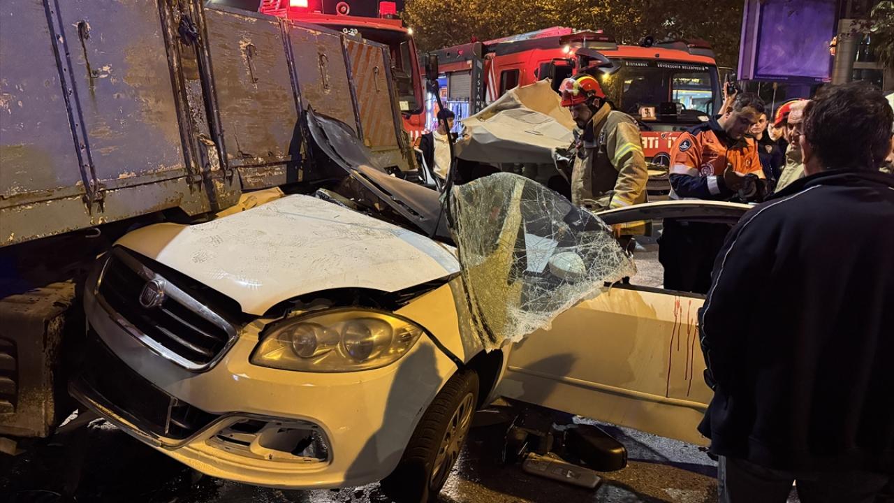Beyoğlu'nda taksiye çarpan otomobil kamyonetin altına girdi: 3 yaralı