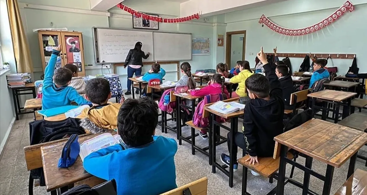 MEB takvimi duyurdu: Okullarda ara tatil kaç gün olacak?