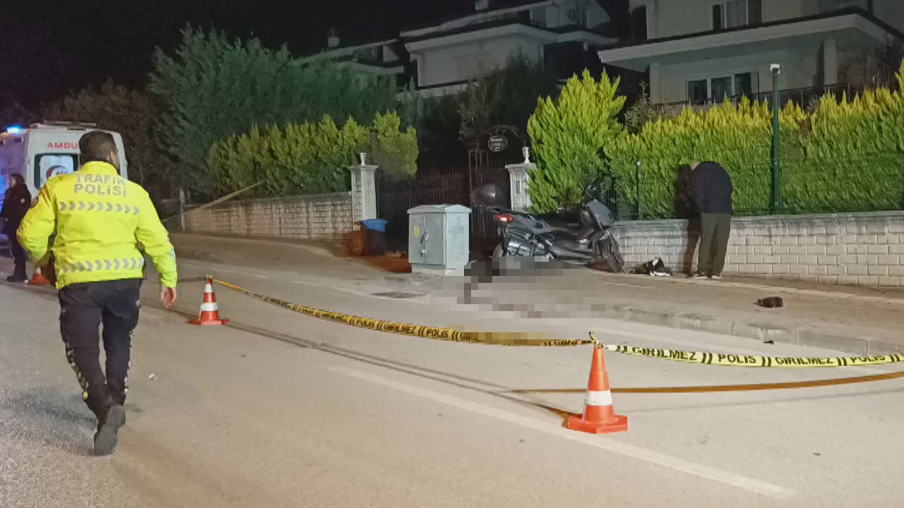 Elektrik panosuna çarpan motosiklet devrildi: Genç sürücü kurtarılamadı