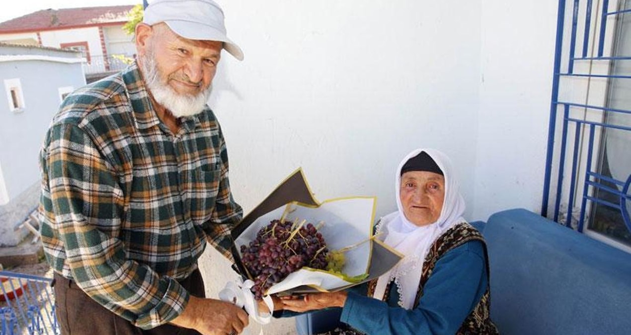 58 yıldır eşine aynı hediyeyi veriyor: Ne çiçek ne de çikolata...