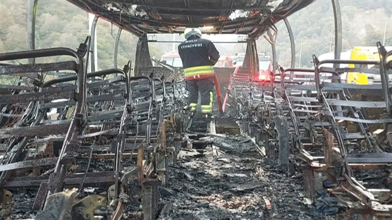 Otoyolda faciadan dönüldü: Seyir halindeki yolcu otobüsü alev alev yandı
