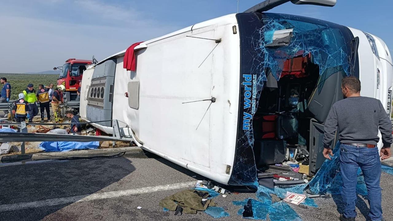Manisa'da yolcu otobüsü ile çekici çarpıştı: 11 ölü, 27 yaralı