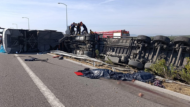 Manisa’da TIR ile otobüs çarpıştı! 4 ölü, çok sayıda yaralı