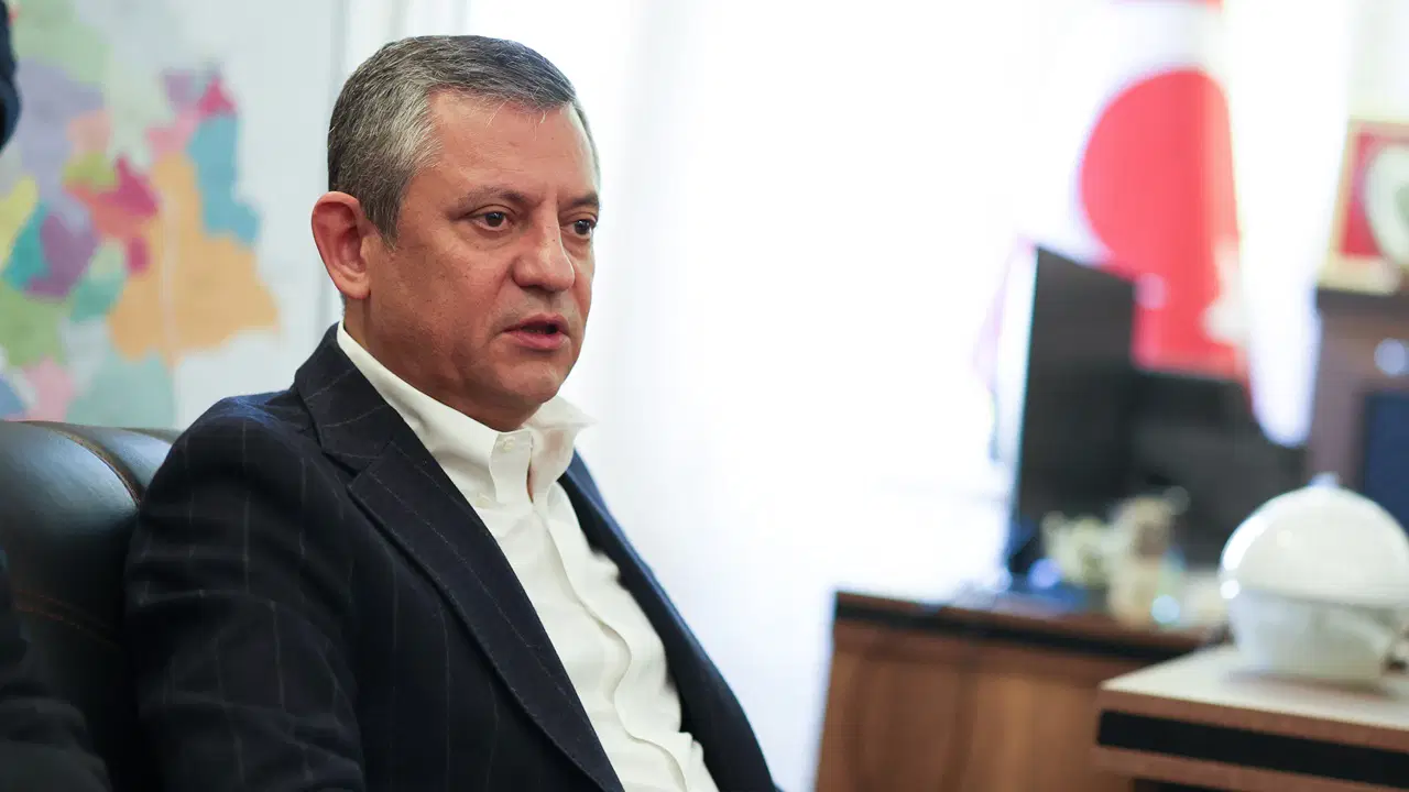Özgür Özel, ev hapsindeki gazeteciler ve tutuklu gazetecilerin aileleriyle görüştü