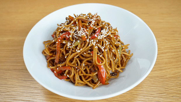 Sebzeli noodle tarifi (Videolu)