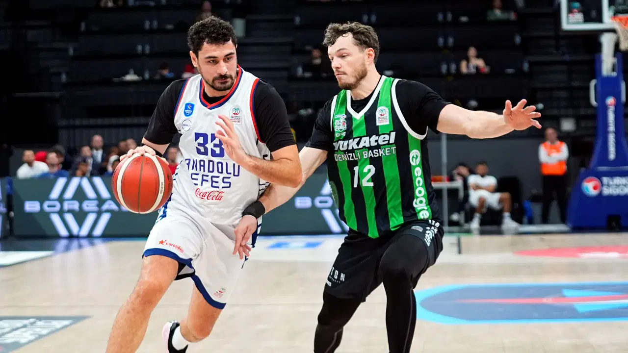 Anadolu Efes Basketbol Süper Ligi'nde 3'te üç yaptı!
