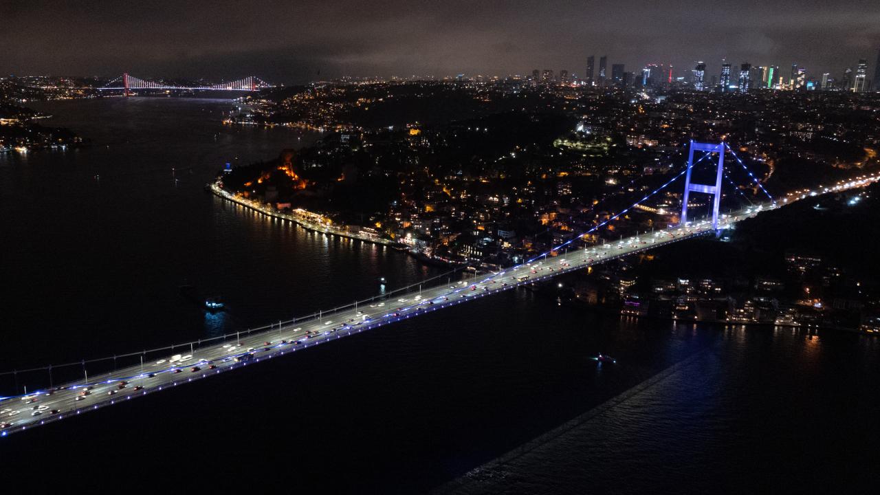 İstanbul Boğazı'nda gemi trafiği askıya alındı