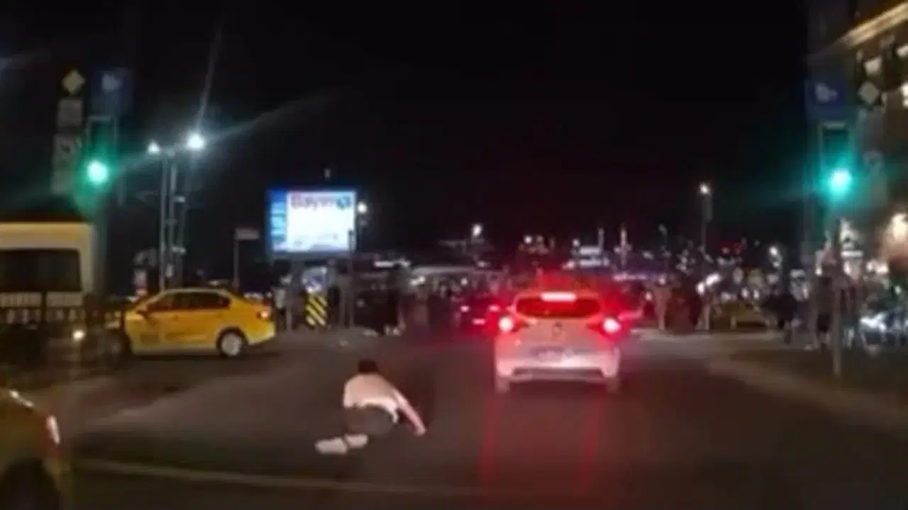 Yolun karşısına geçmek isteyen kişiye çarpan otomobil kamerada