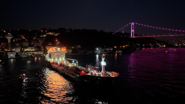 İstanbul Boğazı’nda facianın eşiğinden dönüldü! Metreler kala durabildi