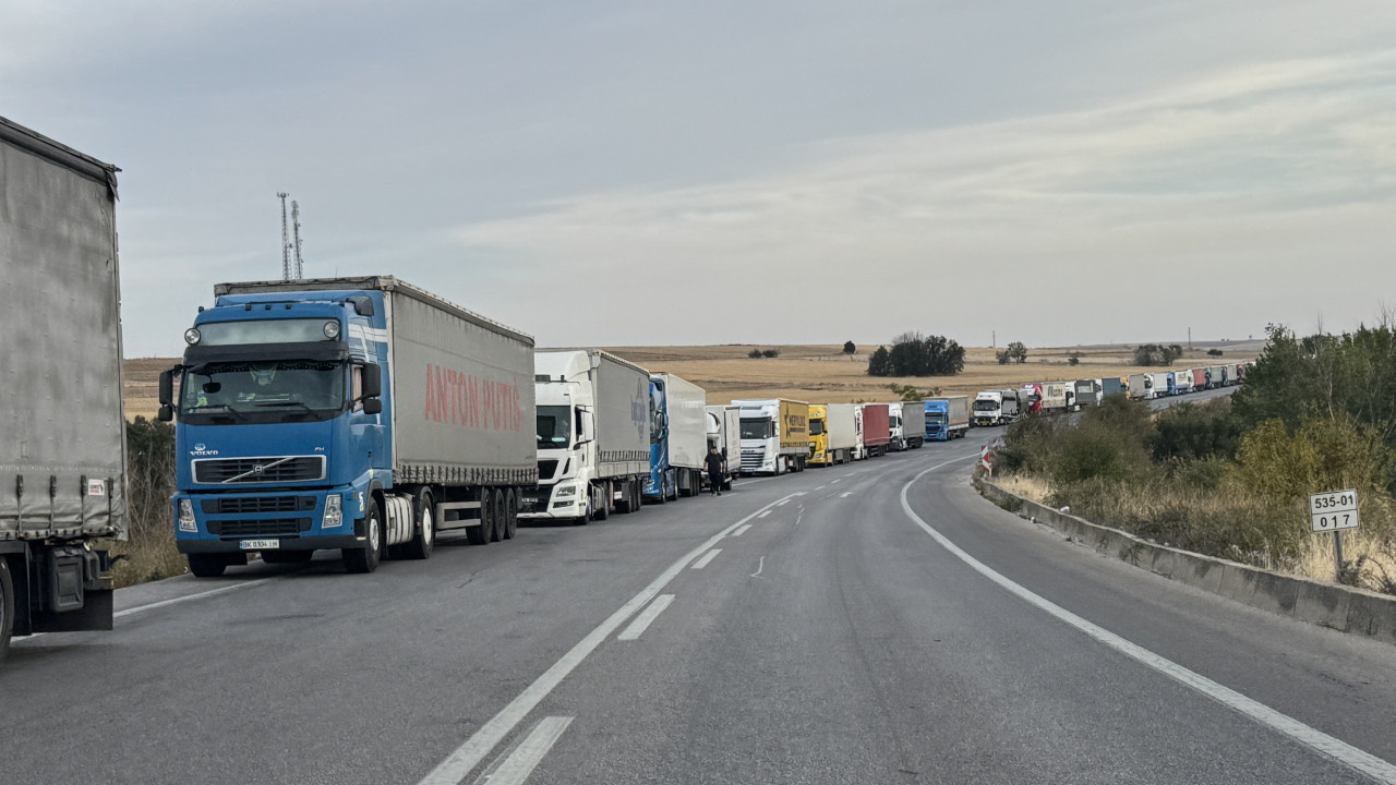 Kuyruğun başı var sonu yok: Komşudaki çalışmalar sınırı kilitledi
