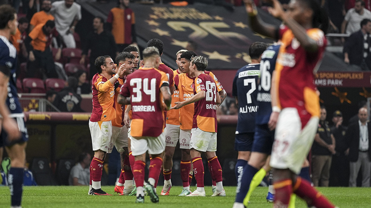 Galatasaray'da kararını resmen duyurdu: Takımda kalacak
