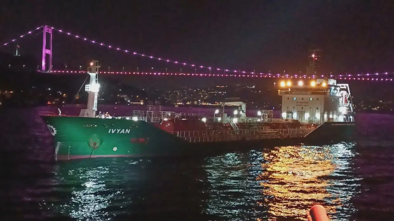 Gemi trafiği askıya alınmıştı: Tankerin çekilmesinin ardından açıldı