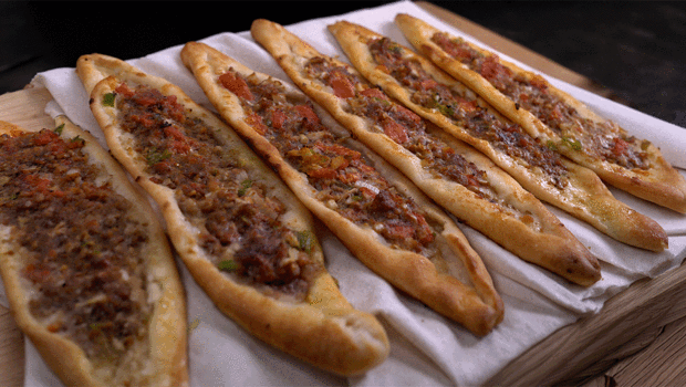 Glutensiz mini kıymalı pide tarifi (Videolu)