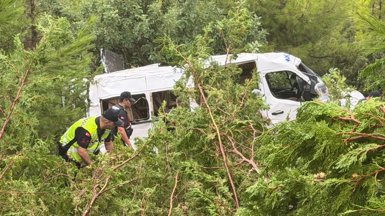 Mersin'de minibüs bahçeye yuvarlandı: Yaralılar var!