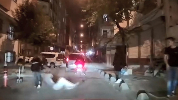 İstanbul’da sokak ortasında kız kavgası! Saçından tutup yerde sürükledi